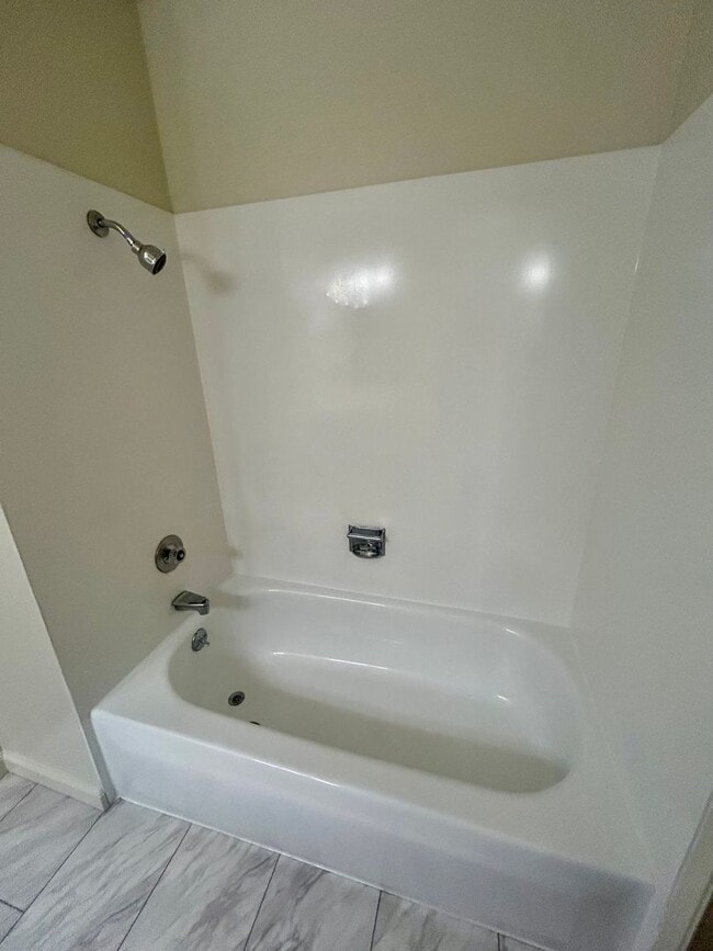 Building Photo - Marina Gardens Townhouse!  End unit, excel...