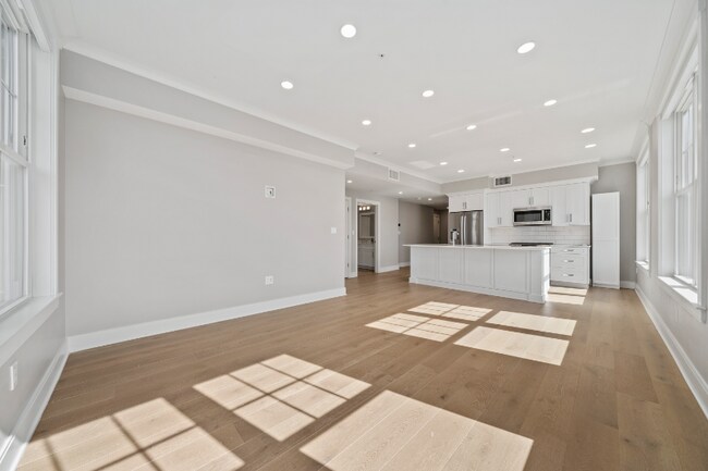 Building Photo - 353 Summer St
