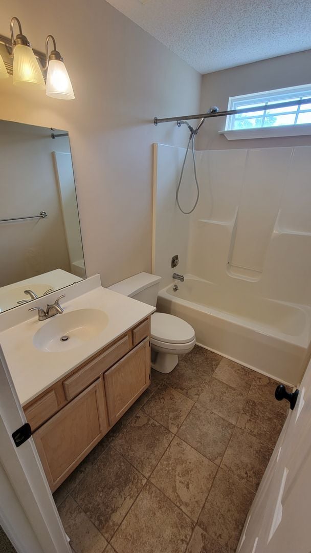 Building Photo - 4 Bed, 2.5 Bath Home Available Now in Riverside Chase