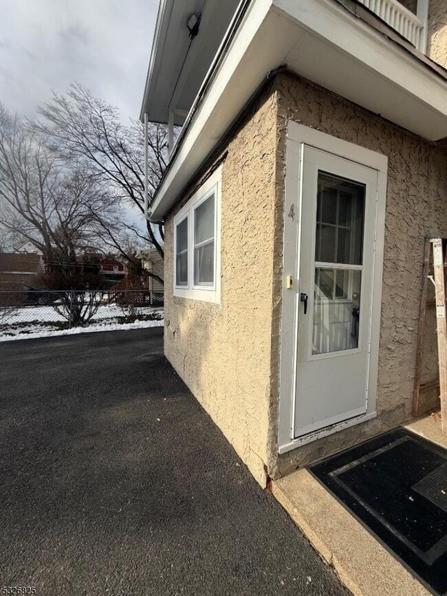 Building Photo - 319 Lathrop Ave