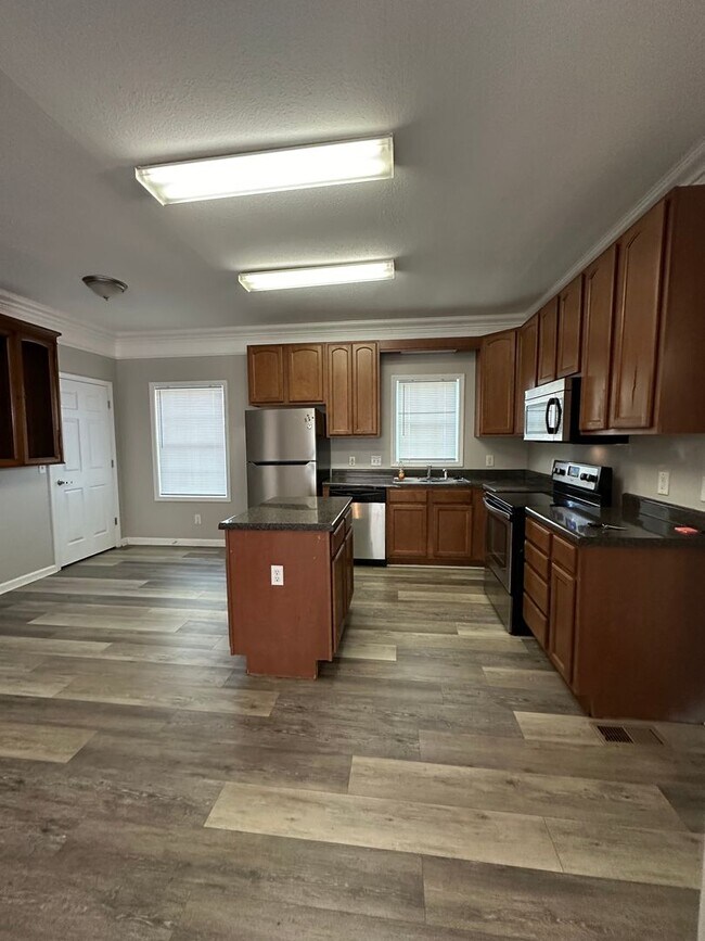 Building Photo - Large 4 bedroom home near Campus- Pre Lease for August 1st 2026