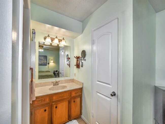 Building Photo - 2528 Village Cir Dr