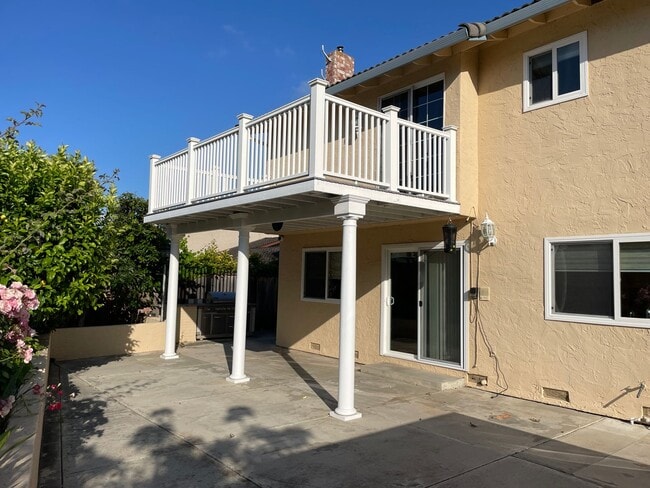 Building Photo - Large Foothills Home