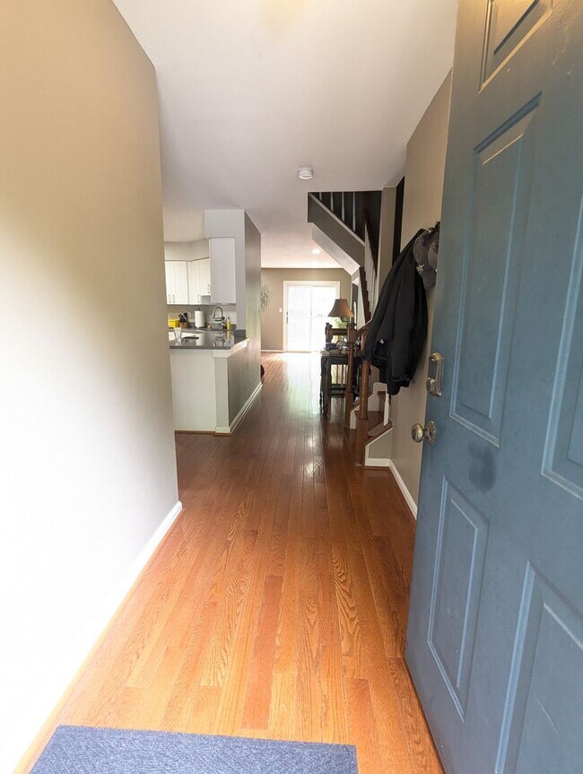 Building Photo - Beautiful 3 level END UNIT townhouse that ...