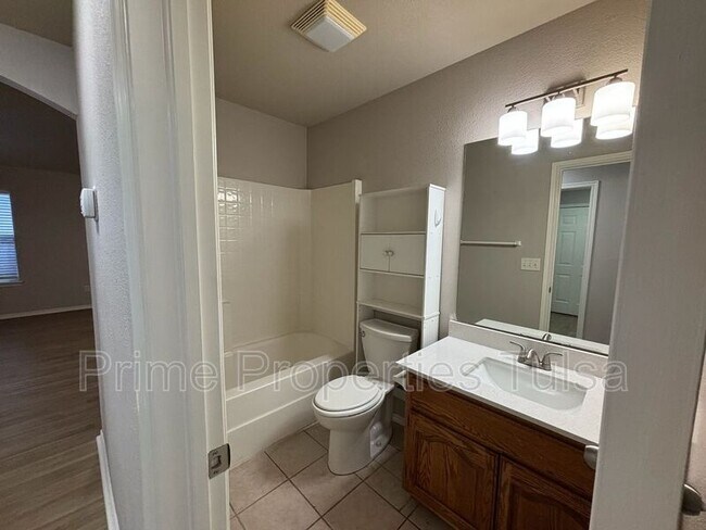 Building Photo - 10333 E 112th St S