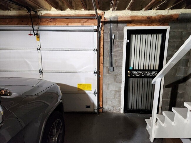 Building Photo - Location, location, location! Beautiful 2BR/1.5BA townhouse in West End Park!