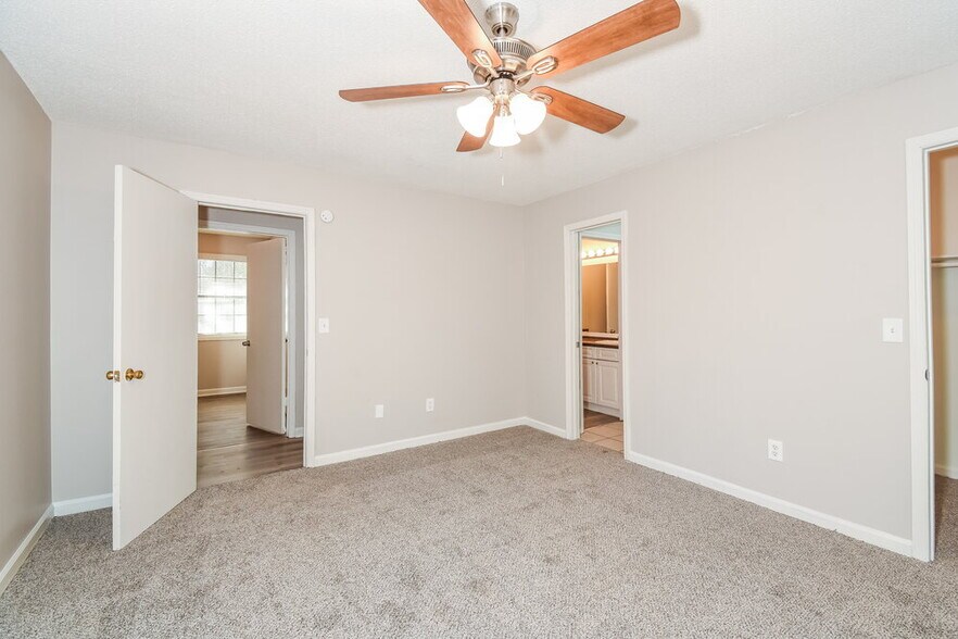 Building Photo - 5026 Hawthorne Ct