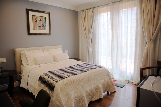 Building Photo - 1215 Altamead Dr