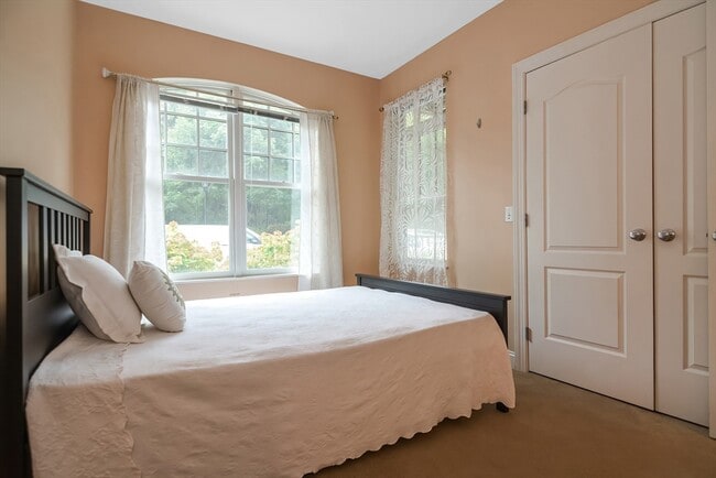 Building Photo - 614 Pond St