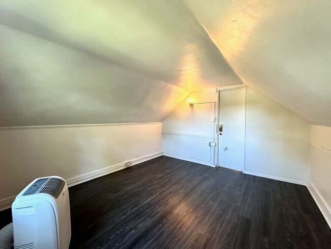 Building Photo - 5 bed/2 bath Mins. from UC Campus for Only...