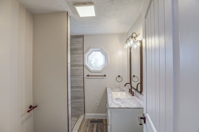 Building Photo - 2 Bdrm / 2 Bath - Remodeled Cottage in Johnson City