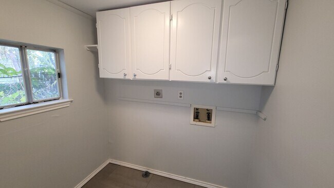 Building Photo - 237 Senisa Dr