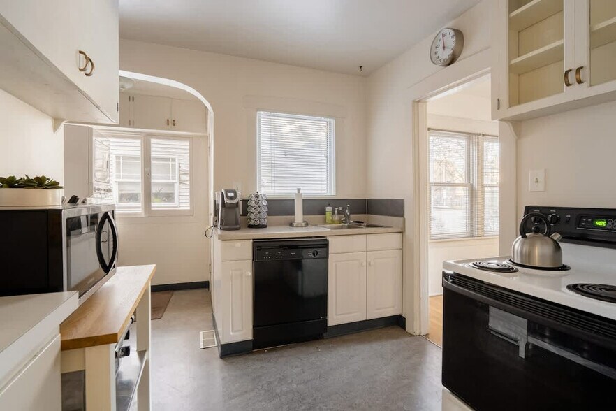 Building Photo - 2036 SE Morrison St