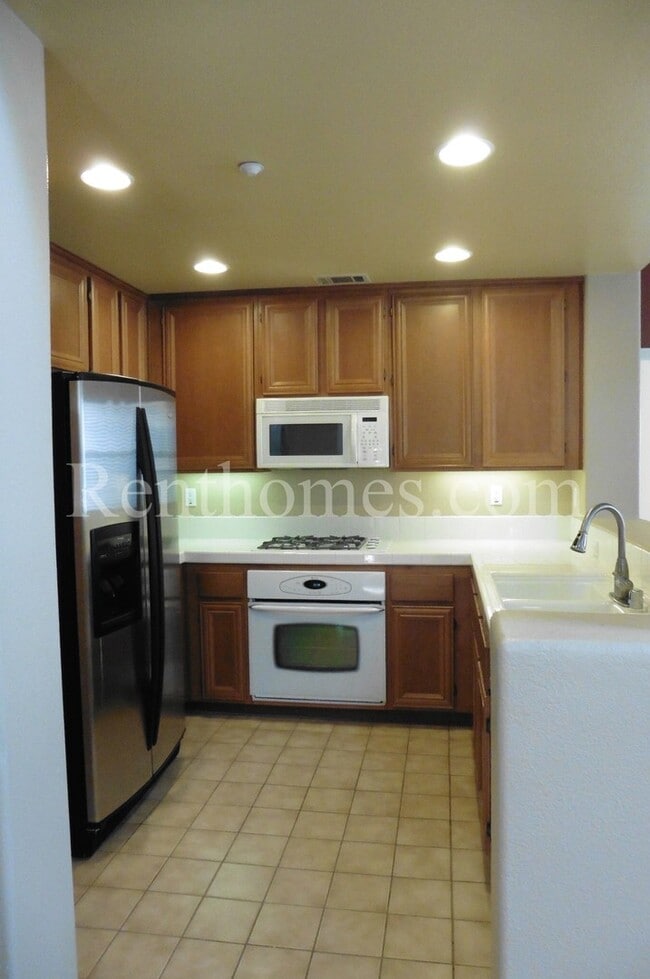 Building Photo - Torrey Highlands, 7750 Via Belfiore #4, AC, Fireplace, Garage, Community Pool and Spa!