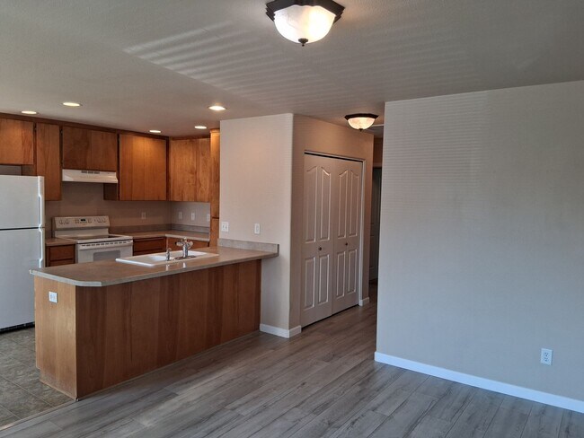 Building Photo - Clean and Updated 2 Bed, 2 Bath Upstairs Apartment in East Medford