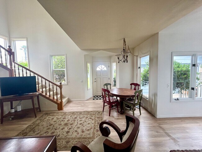 Building Photo - Spacious Beach House in South Oceanside