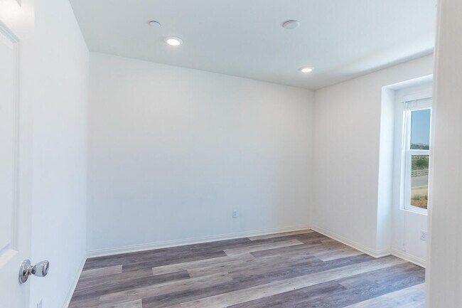 Building Photo - 27638 Sawtooth Ln