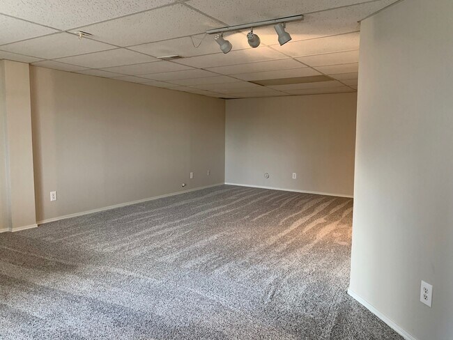 Building Photo - Renovated 4 BR/4BA Home with Large Backyar...