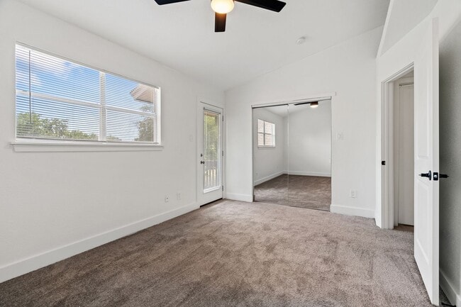 Building Photo - River Crossing Townhome - 2Bd-2.5BA - Redone to the Nines -  W/D - Resort Pool