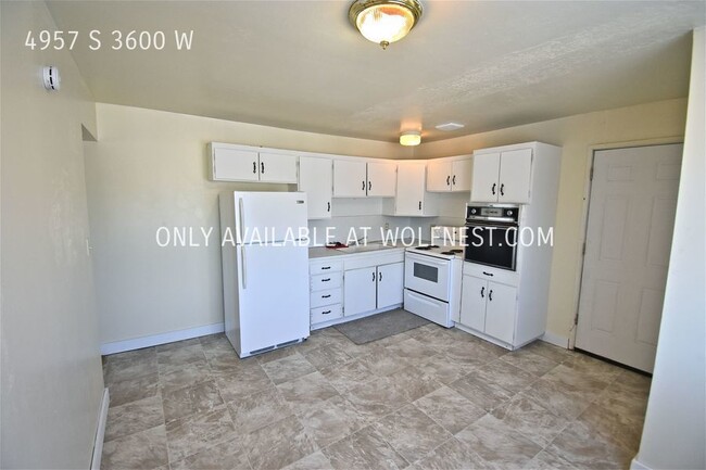 Building Photo - Updated 2 Bed Taylorsville Unit! No Deposi...