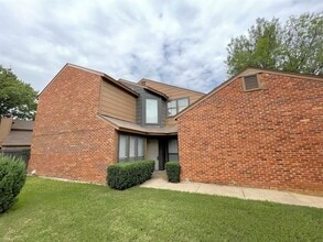 Building Photo - 1617 Brentwood Dr