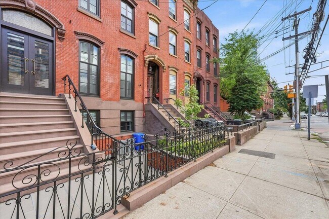 Building Photo - 155 Grand St