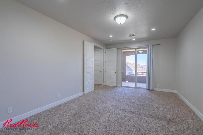 Building Photo - Pet Friendly 4 Bedroom Home in Coral Canyo...