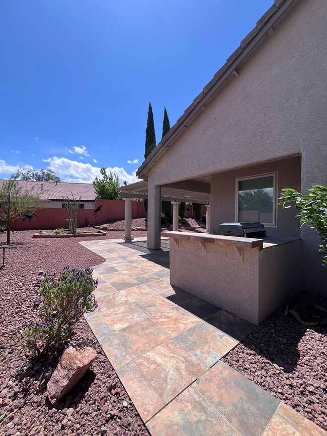 Building Photo - Stunning 4-Bed 3 Car Garage Gated Single S...