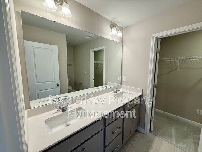 Building Photo - 427 Deercroft Dr