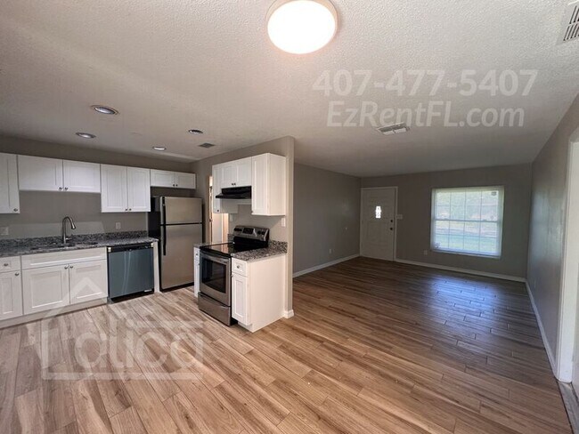 Building Photo - 2155 Aaron Ave