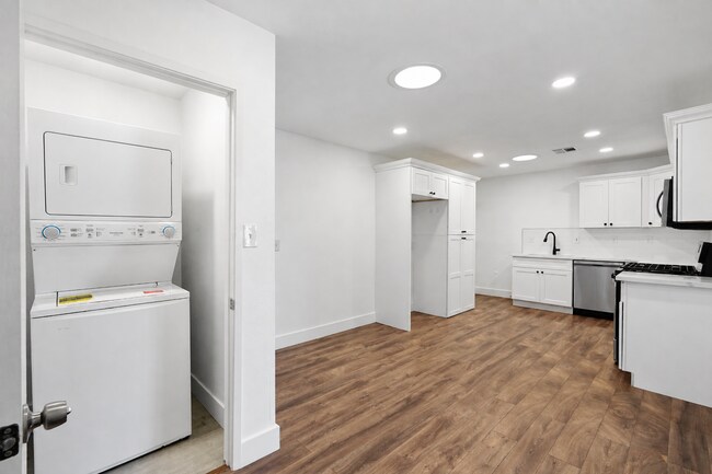 Building Photo - 8840 San Vicente Ave