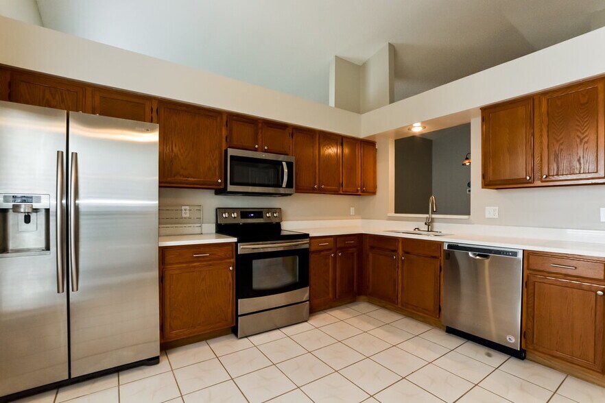 Building Photo - 622 Queensbridge Dr