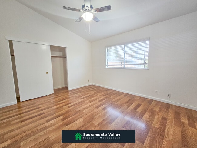 Building Photo - 8282 Meadowhaven Dr