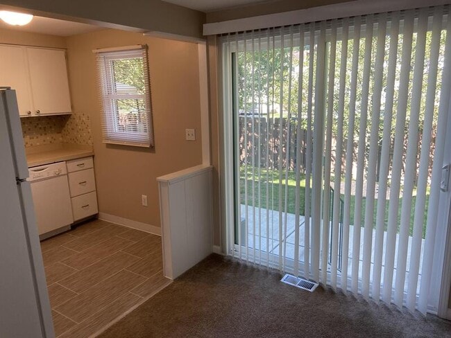 Building Photo - 127 Creekside Dr