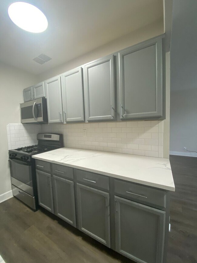 Building Photo - Renovated Studio Apt in Dogtown!