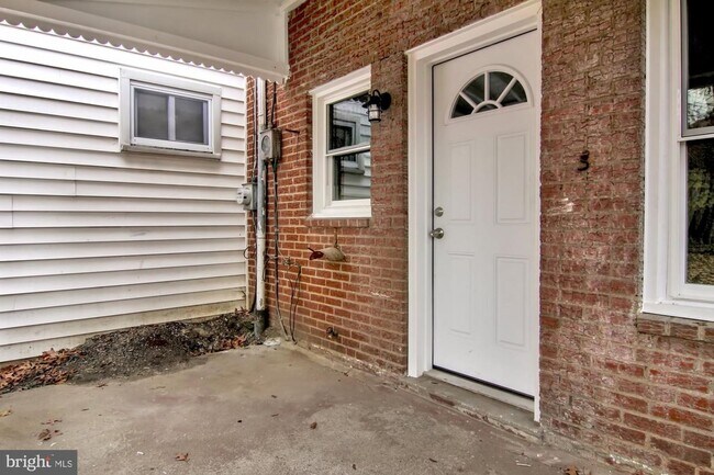Building Photo - 1466 S 13th St