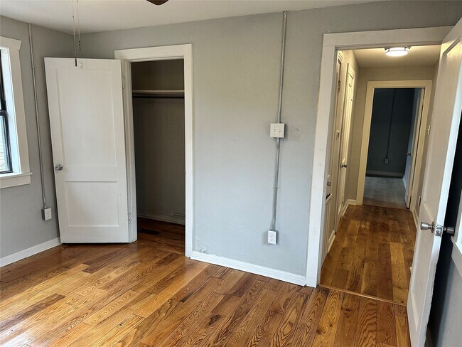 Building Photo - 912 W Cleveland St