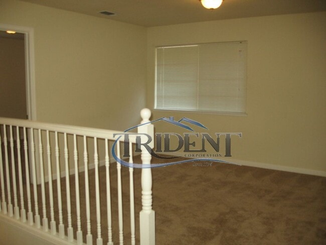 Building Photo - 3 bedroom, 2 1/2 bath halfplex/townhouse