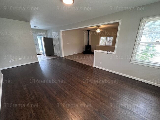 Building Photo - $1,195 - 3 bedroom / 1 bathroom - Single Family Home