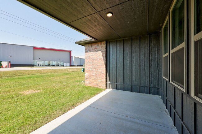 Building Photo - Brand New Home In Mustang!