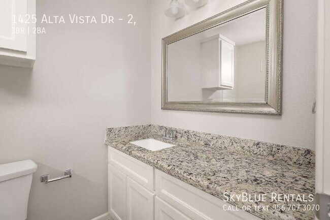 Building Photo - 1425 Alta Vista Dr