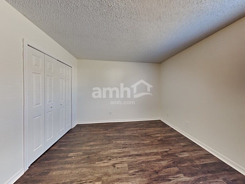 Building Photo - 581 NW Goldcoast Ave