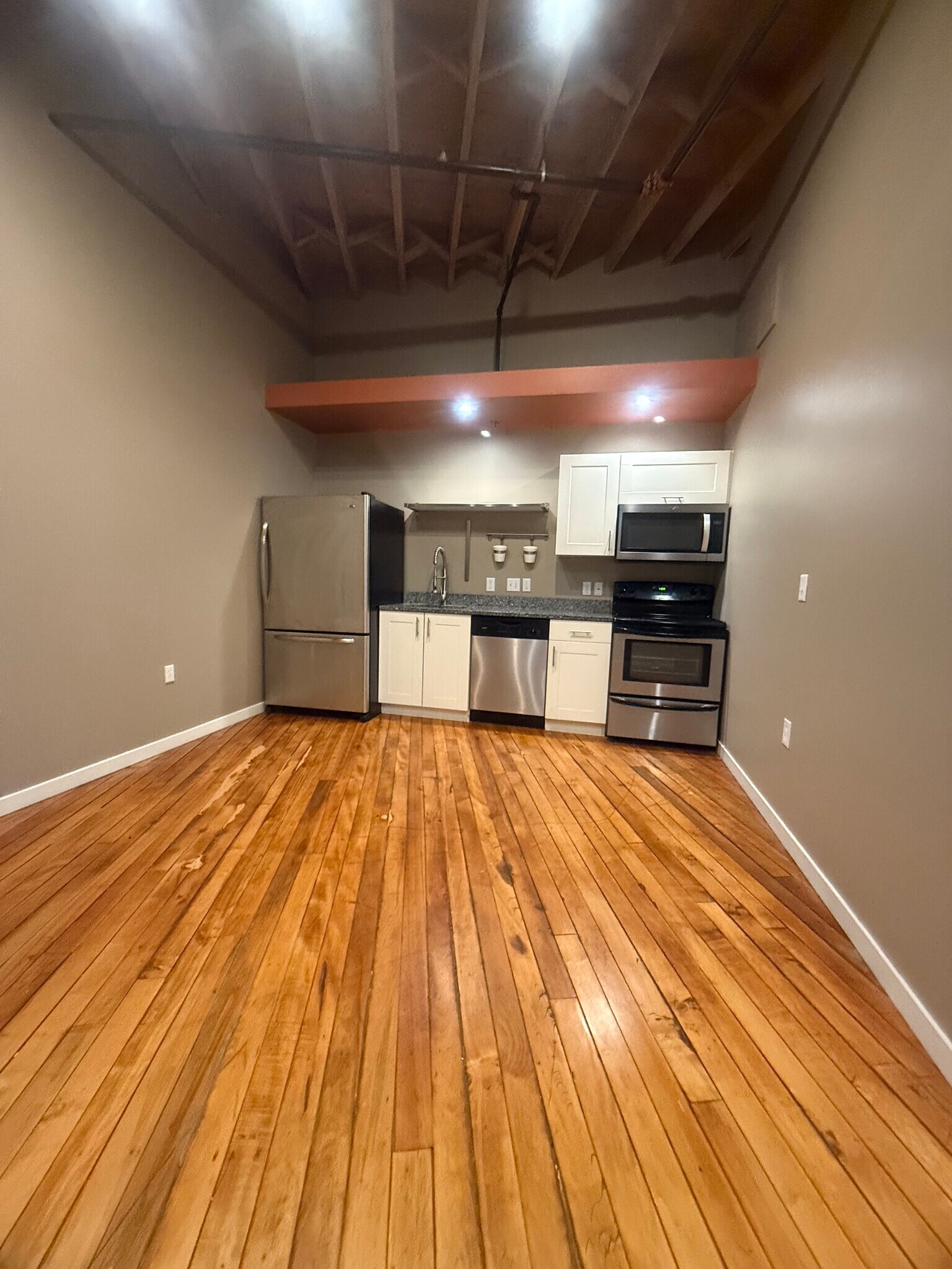 Building Photo - 146 S River Ave