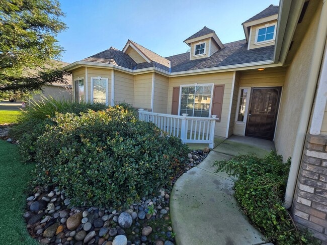 Building Photo - 3 Bedroom 2 Bathroom with Pool in NW Visalia!