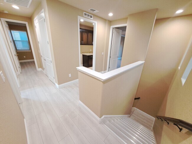 Building Photo - 677 Addison Ln