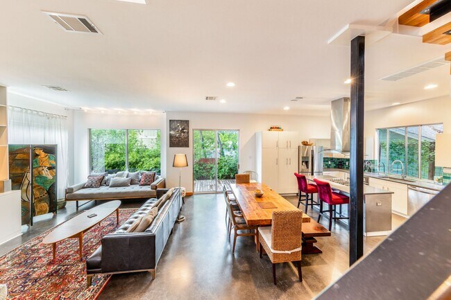 Building Photo - Gorgeous Fully Furnished Home in Brentwood - Short Term Lease  Options Available