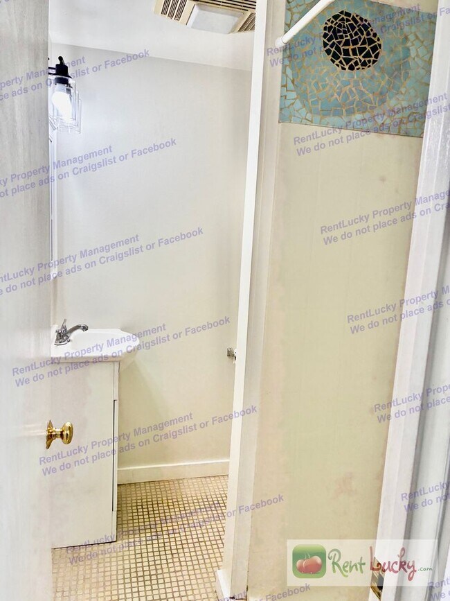 Building Photo - Charming Studio + Bonus Room in Maple Leaf with Private Entrance & Outdoor Space