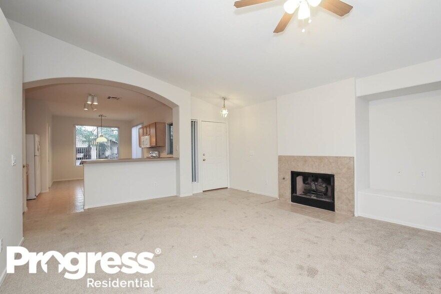 Building Photo - 8547 W Laurel Ln