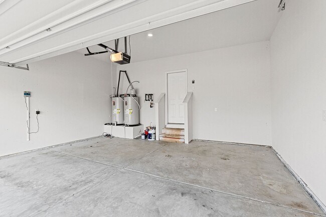 Building Photo - 552 Post Oak Ln