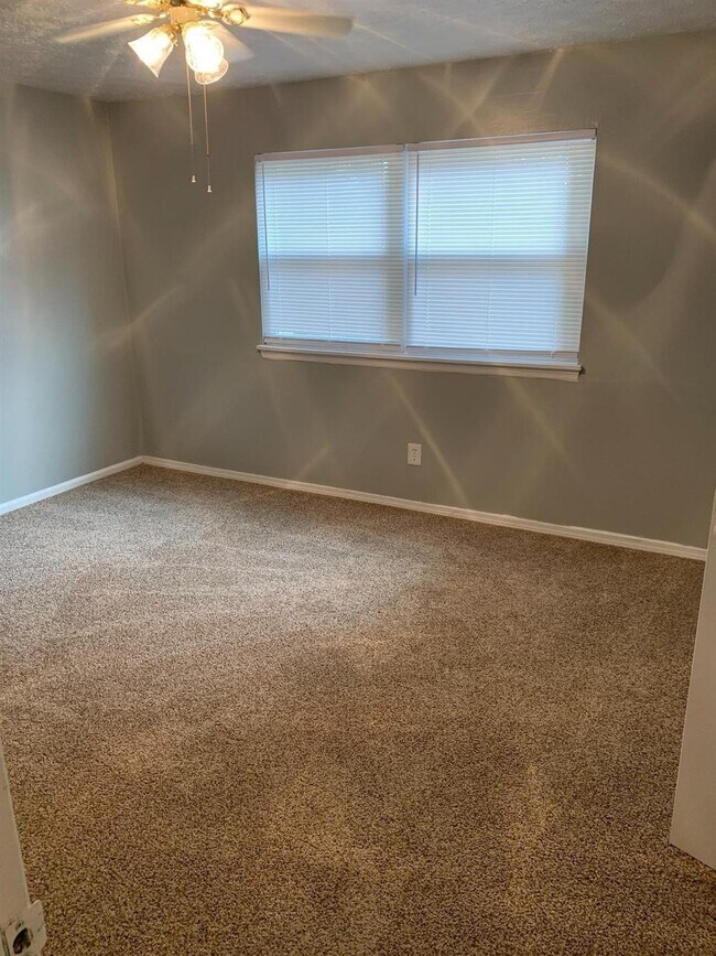 Building Photo - 384 Redding Rd